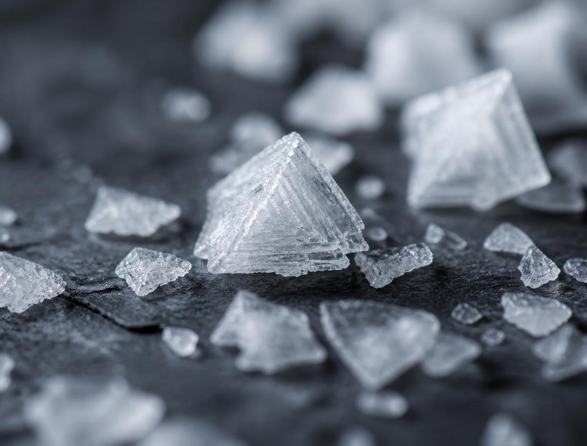 Makrofoto af flagede havsaltkrystaller fra Blokhus Saltcenter
